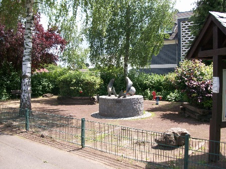 Birkenplatz mit Delfin-Brunnen